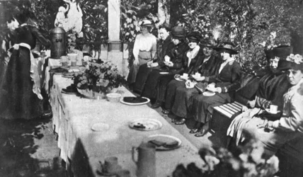 Muttertag: Lady Byron bewirtet Mütter von Kämpfern zum Tee, aus The Illustrated War News, 16. August 1916